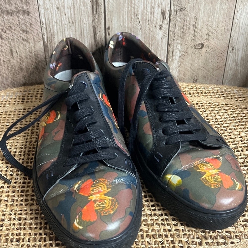 Paisley & Gray Camo Butterfly Print Sneakers Size 8.5 Lace Up Low Top Shoes